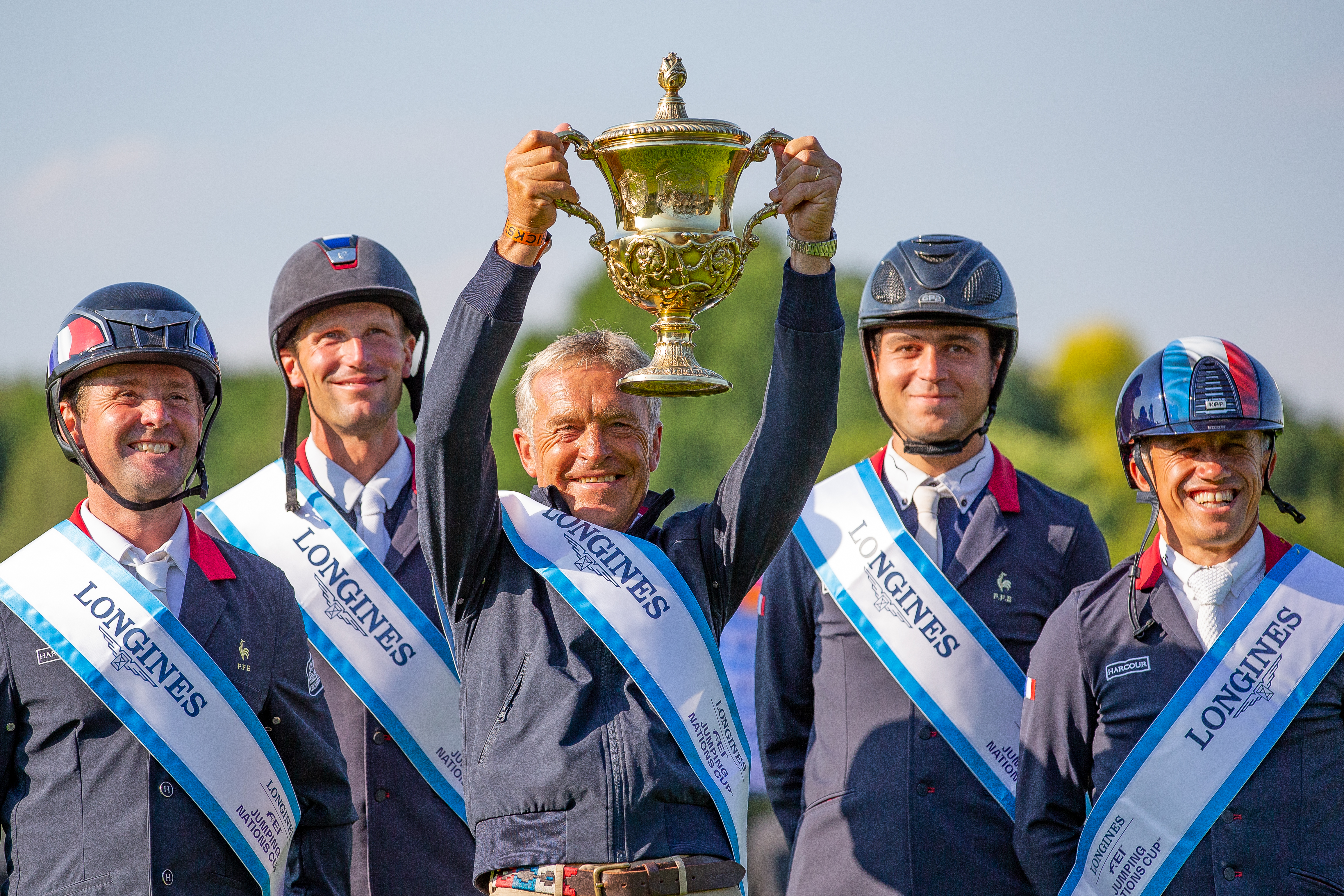 French team with trophy (1)