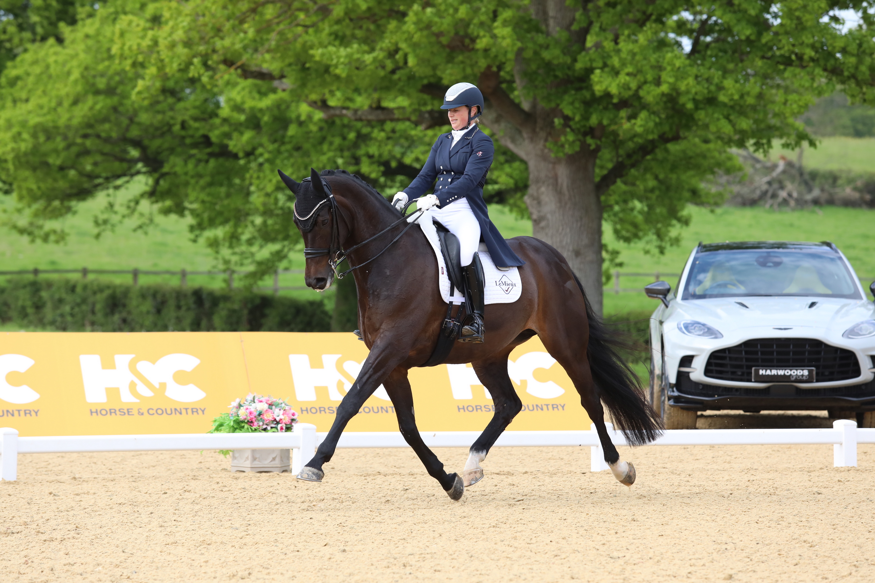 GU1 0493 Sadie Smith 647